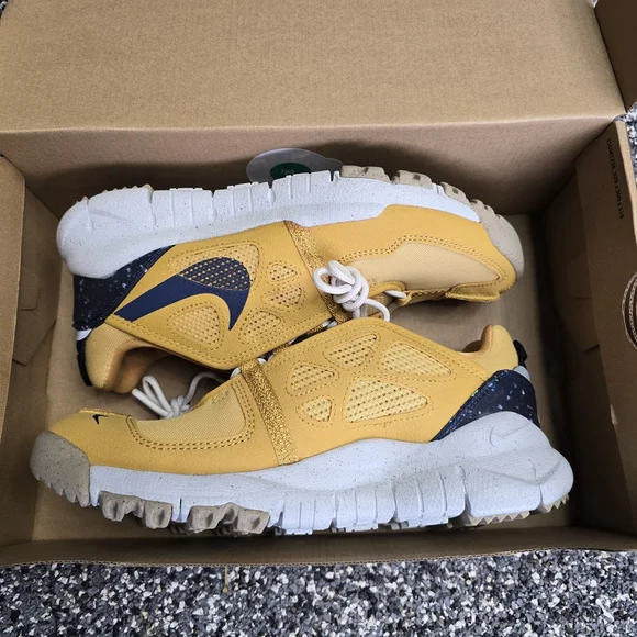 Nike Trail Running Yellow and Blue Sneakers - Picture 9 of 10